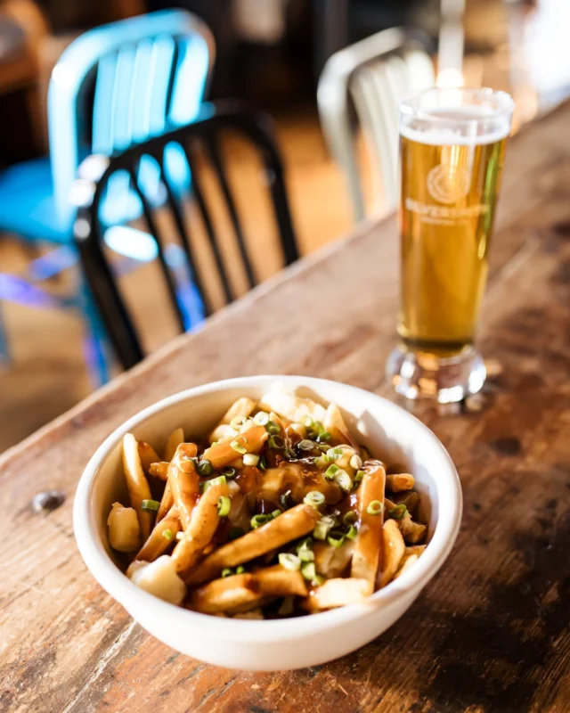 Poutine and 16oz pours... That's a Daily Deal to perk up your Monday! 🍻🖤